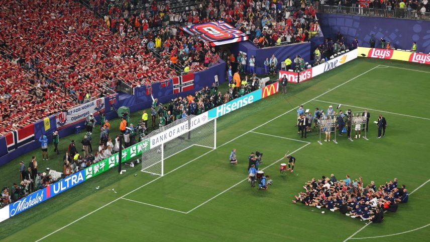 Mar vermelho: torcida norueguesa e jogadores comemoram com remada viking