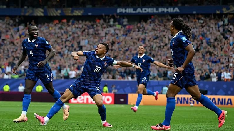 Kylian Mbappé comemora mais um gol em Copas (Shaun Botterill - FIFA/FIFA/Getty Images)