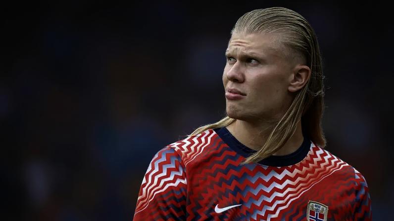 NEM SUOU - Erling Haaland ficou no banco de reservas em jogo da Noruega contra a França na Copa do Mundo (MAURICE VAN STEEN / ANP/Getty Images)