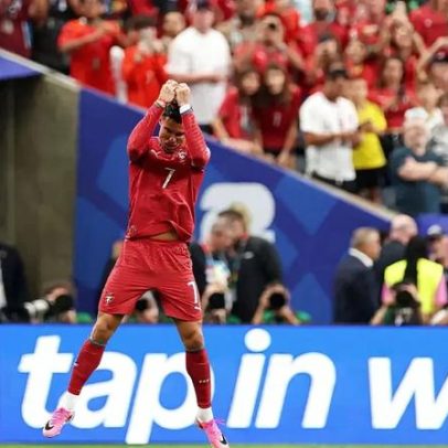 Cristiano Ronaldo marca, passa Neymar e supera Messi