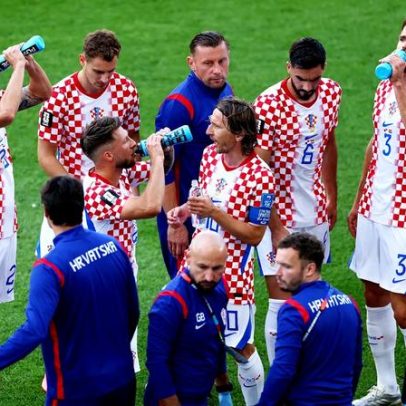 Todos desaprovam os novos intervalos de hidratação da Copa, exceto o milionário