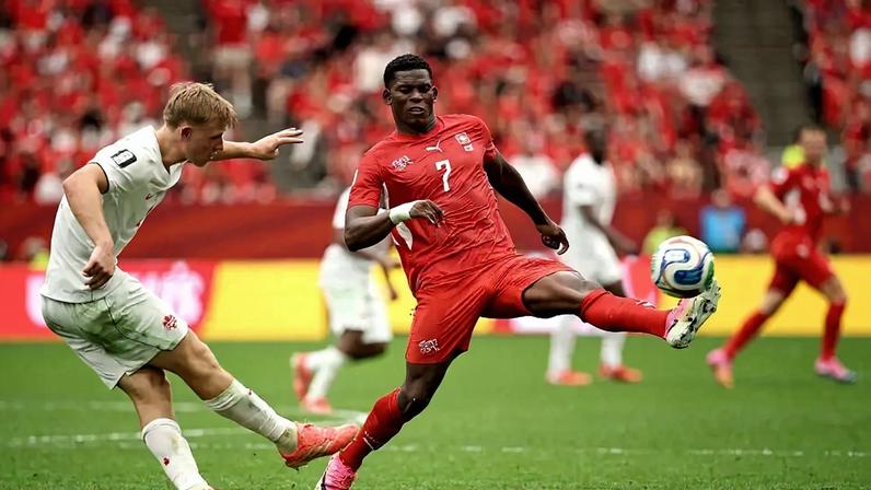 Fougerolles bem que tentou, mas Canadá foi vencido pela Suíça e terminou em segundo do grupo (Jared C. Tilton/Getty Images)