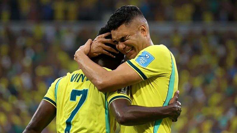 Vini Jr. e Casemiro representam o Brasil na lista de melhores da Copa após fim da fase de grupos (Carmen Mandato - FIFA/FIFA/Getty Images)