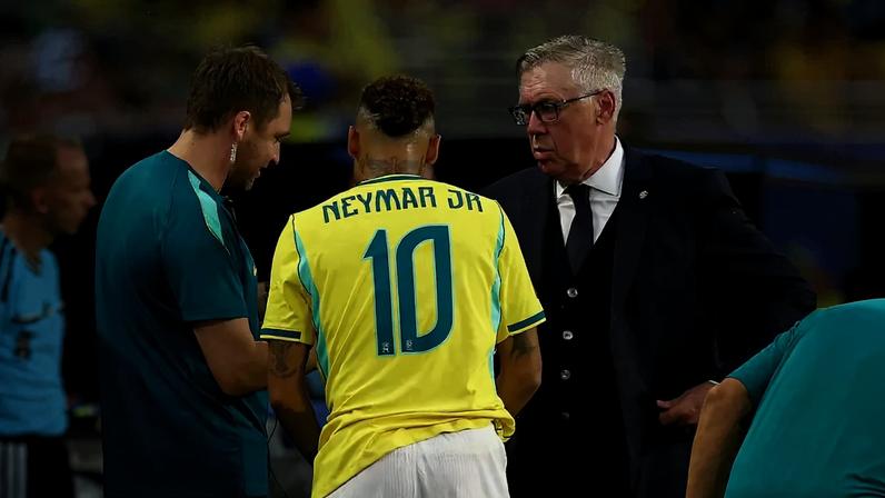 Carlo Ancelotti e Neymar no jogo da seleção brasileira contra a Escócia (Robert Cianflone/Getty Images)