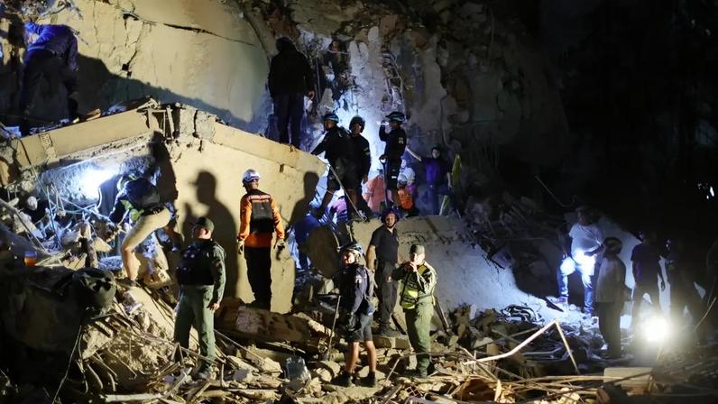 Equipes de emergência atuam em um prédio em Los Palos Grandes, em Caracas, após terremotos atingirem a Venezuela. 24/06/2026 (Jesus Vargas/Getty Images)