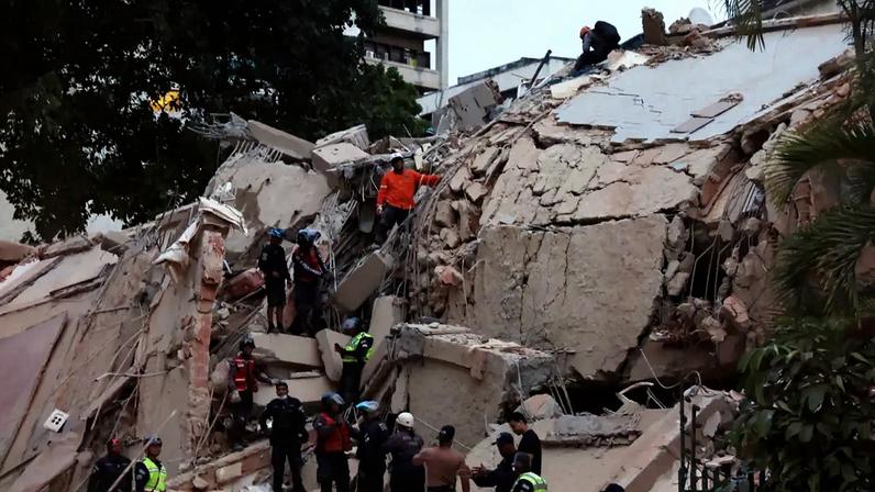 Equipes de emergência atendem a um prédio danificado em Los Palos Grandes, Caracas, após terremotos atingirem a Venezuela. 25/06/2026 (Edilzon Gamez/Getty Images)