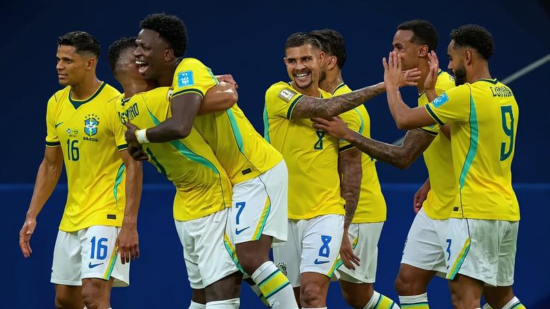 Seleção brasileira comemora gol contra a Escócia