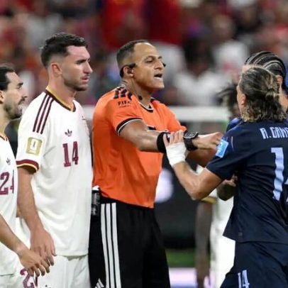 Uruguai fica fora da fase de grupos da Copa; Espanha lidera