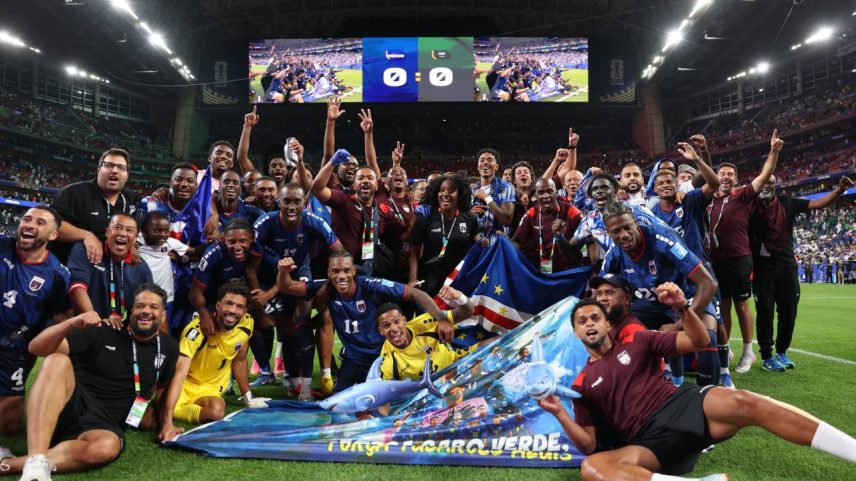 A celebração dos jogadores de Cabo Verde com a calissificação para o mata-mata: heróis africanos (Michael Regan - FIFA/FIFA/Getty Images)