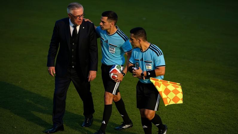 Carlo Ancelotti conversa com o mexicano César Ramos