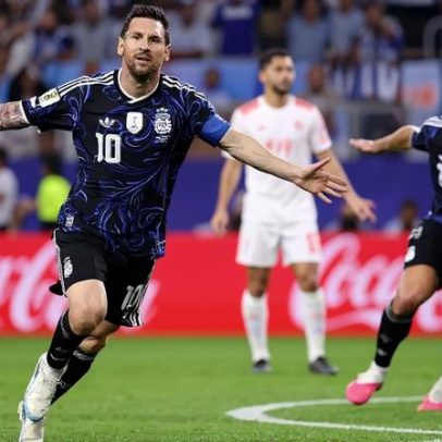 Messi marca gol e supera recorde de Jairzinho e Fontaine
