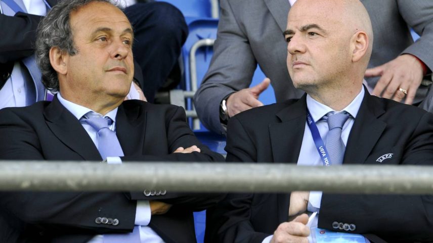 Michel Platini (à dir.) e Gianni Infantino durante a final da UEFA Youth League em 13 de abril de 2015