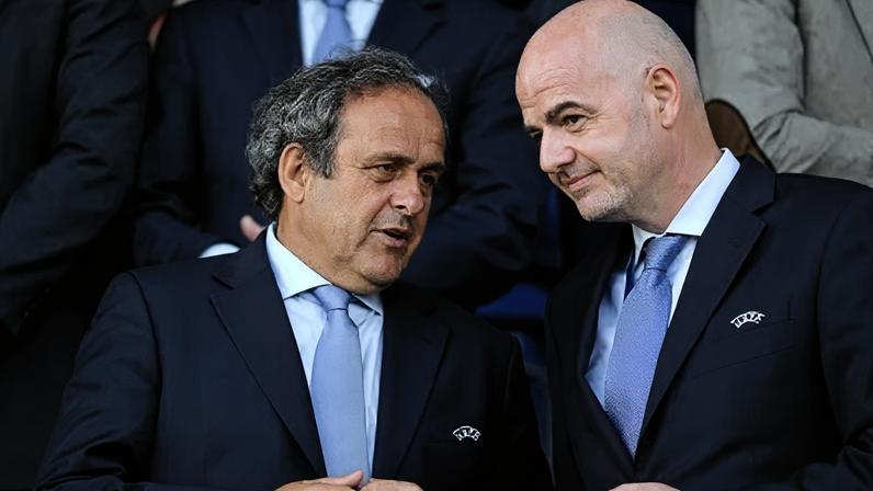 Michel Platini e Gianni Infantino juntos na final da Uefa Youth League em 2015