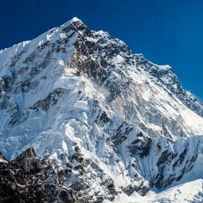 O que explica o recorde de alpinistas no topo do Everest