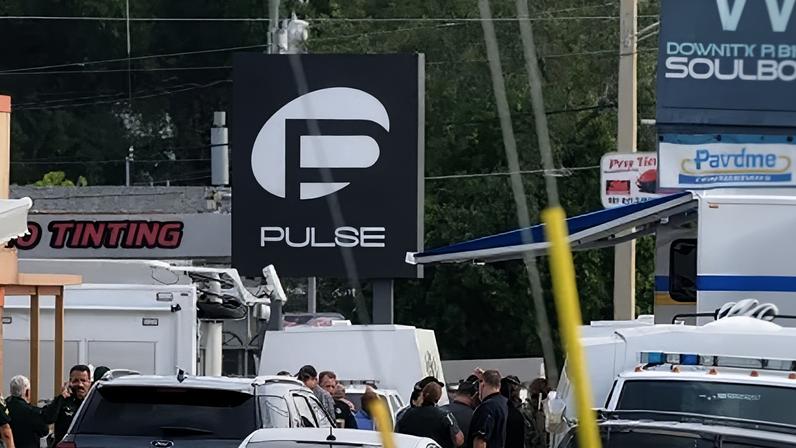 Policiais de Orlando são vistos do lado de fora da boate Pulse após o ataque a tiros que deixou 49 mortos em 12 de junho de 2016, em Orlando, Flórida