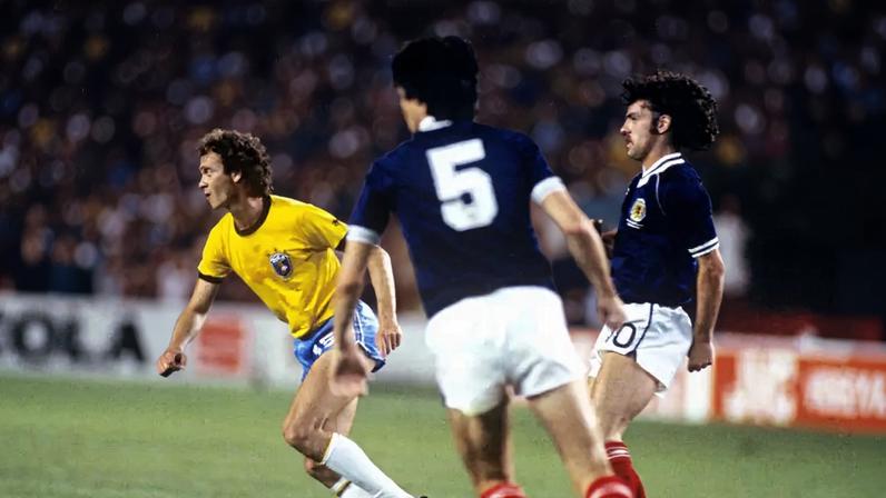 Falcão fez o terceiro gol da vitória por 4 a 1 sobre a Escócia na Copa de 1982
