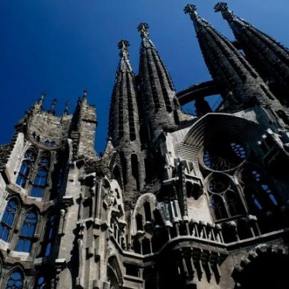 Papa inaugura a Sagrada Família de Gaudí após 144 anos de construção