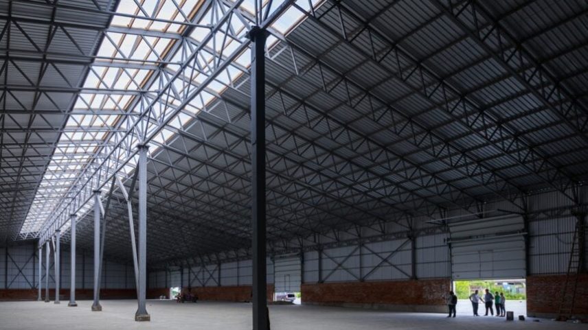 Paralelamente à expansão do portfólio logístico, o TRXF11 concluiu, juntamente com o TRXB11, a venda de nove imóveis de renda urbana locados para grandes varejistas, incluindo Carrefour e Assaí