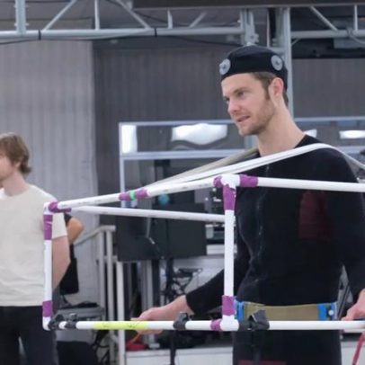 Jack Quaid usa traje de mocap para interpretar cubo gelatinoso em God of War