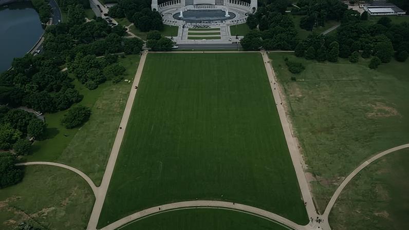 Grande traçado do termo 8647 no terreno do National Mall em Washington