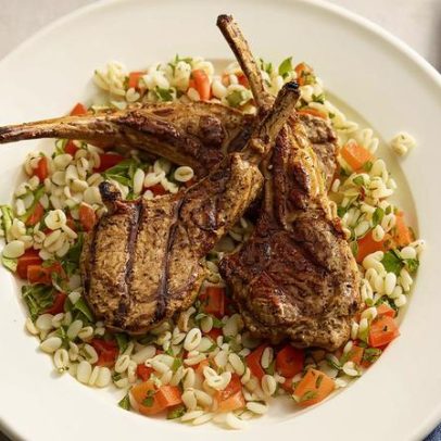 Receita de costeletas de cordeiro grelhadas com tabule de cevada