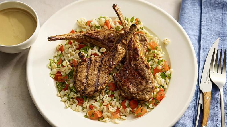 Receita de costeletas de cordeiro grelhadas com tabule de cevada