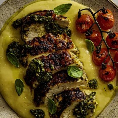 Nova receita combina frango grelhado com pesto e polenta de parmesão