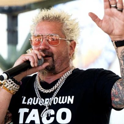 Streamer faz acreditar na internet que Guy Fieri não engole comida na TV