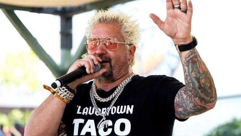 Streamer faz acreditar na internet que Guy Fieri não engole comida na TV