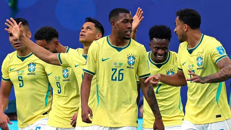 Vini Jr. comemorando o primeiro jogo do Brasil