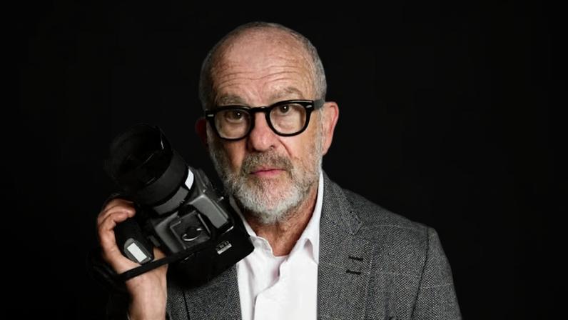 Fotógrafo Bob Wolfenson encontra poesia na lama após enchente