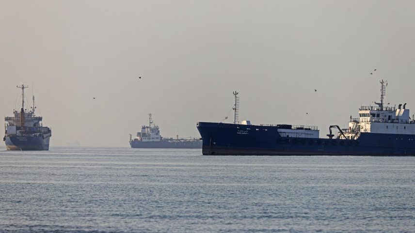 Antes da guerra, cerca de 20 milhões de barris de petróleo e derivados costumavam passar pelo estreito todos os dias, de acordo com a Agência Internacional de Energia.