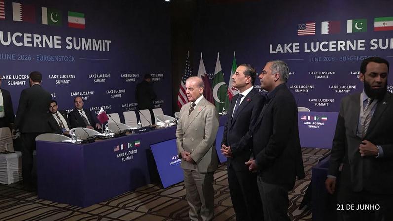 Autoridades e representantes em evento internacional, com painel ao fundo exibindo “Lake Lucerne Summit” e bandeiras de diferentes países.