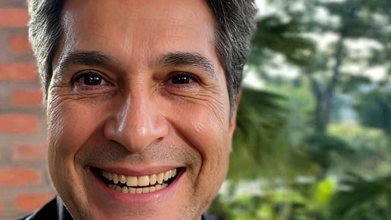 Primogênita de Daniel faz apresentação em shopping de SP