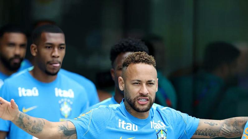 Neymar se concentra no futebol e deixa distrações de lado na Copa.