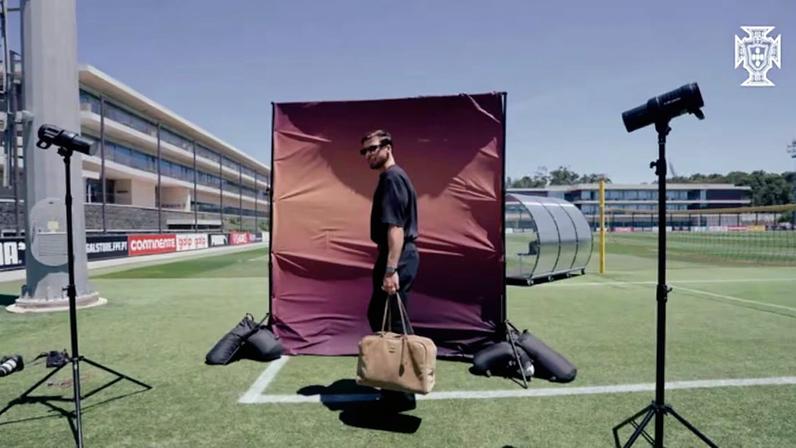Ronaldo e portugueses tiram fotos na Cidade do Futebol