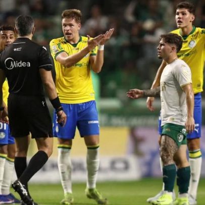 Revisão do VAR faz árbitro de Palmeiras x Chapecoense mudar decisão