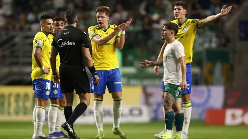 Partida entre Palmeiras e Chapecoense foi marcada por lance polêmico