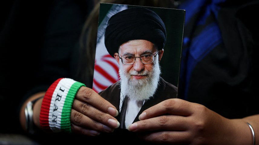 Cerimônia em Teerã durará 24 horas antes de seguir para Qom e Mashhad