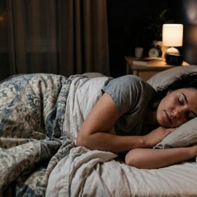 Dormir parece descanso, mas o cérebro continua ativo durante o sono