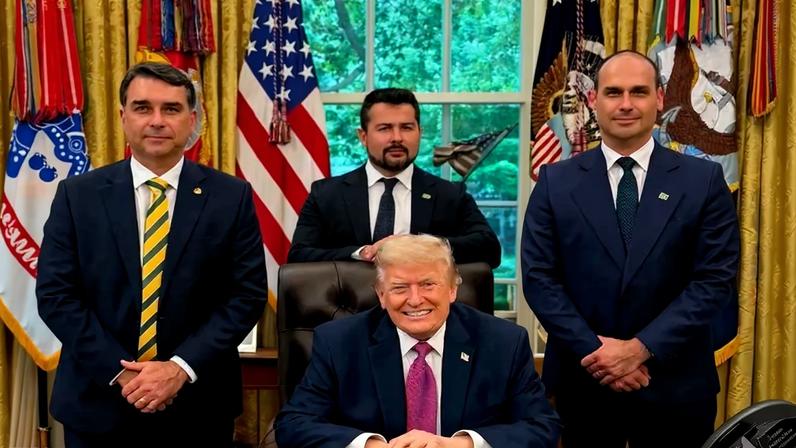 Flávio e Eduardo Bolsonaro foram recebidos por Donald Trump na Casa Branca