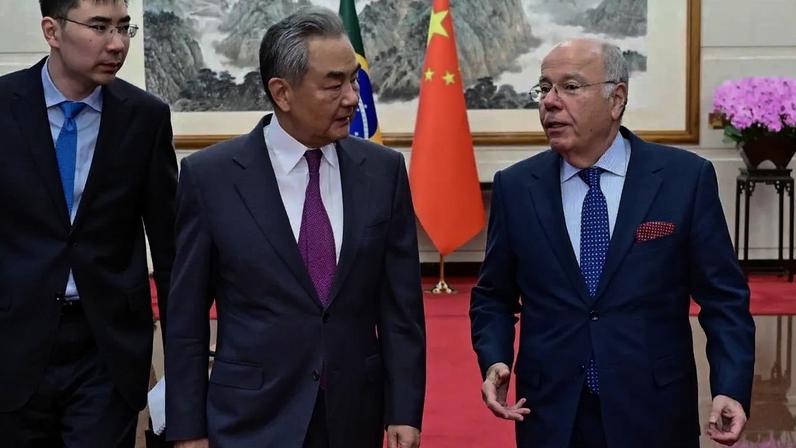 Os ministros das Relações Exteriores Mauro Vieira (à direita), do Brasil, e Wang Yi (à esquerda), da China. 01/06/2026