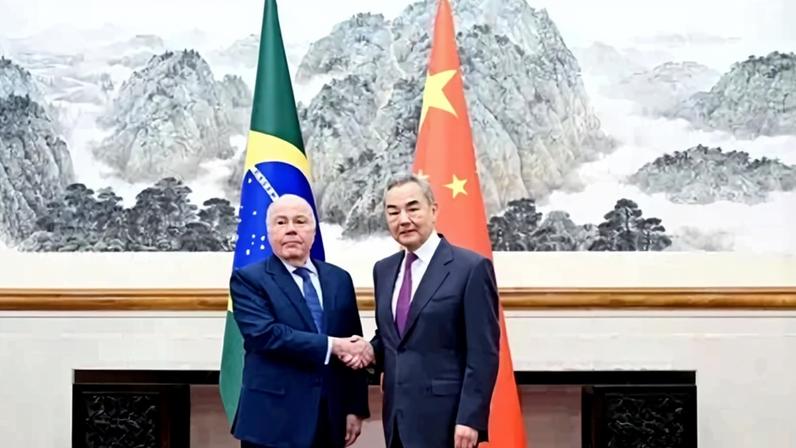 Ministro Mauro Vieira ao lado do Ministro dos Negócios Estrangeiros da China, Wang Yi, em Pequim
