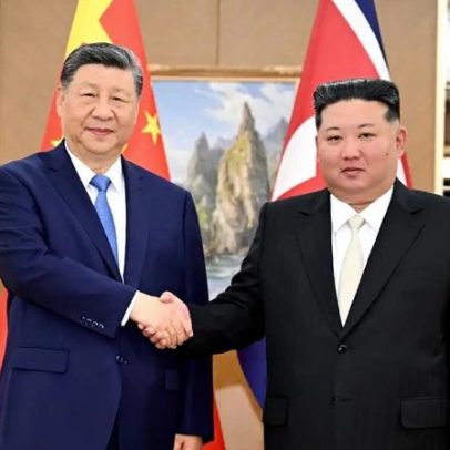 Xi Jinping chega à Coreia do Norte para reforçar laços com Kim Jong-un