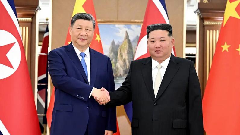 O presidente da China, Xi Jinping (à esquerda), visita o seu homólogo da Coreia do Norte, Kim Jong-un (à direita). (@ChinaMilBugle/Twitter)