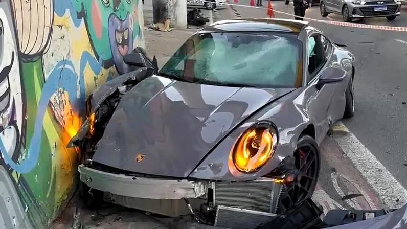 Acidente com Porsche de Fábio Giga, na Avenida Juntas Provisórias, na tarde deste sábado, 6 de junho de 2026. Foto: X/ Reprodução