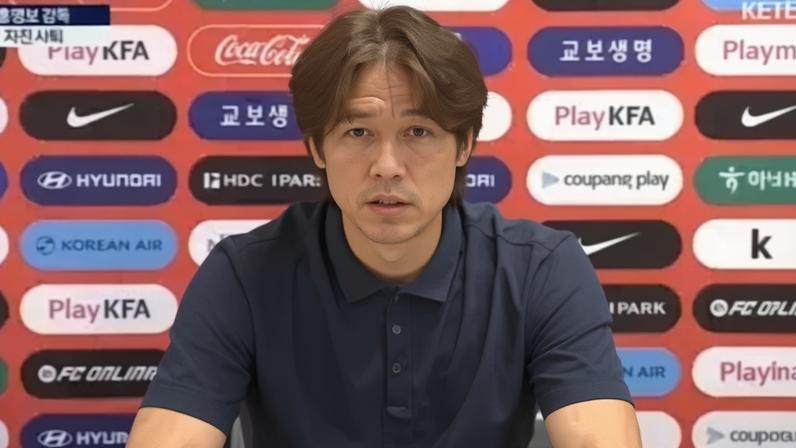 Hong Myung-Bo durante entrevista coletiva neste domingo (28)