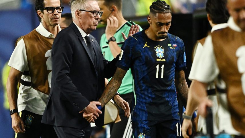 Raphinha deixa duelo contra o Haiti com dor na coxa, Brasil fica preocupado