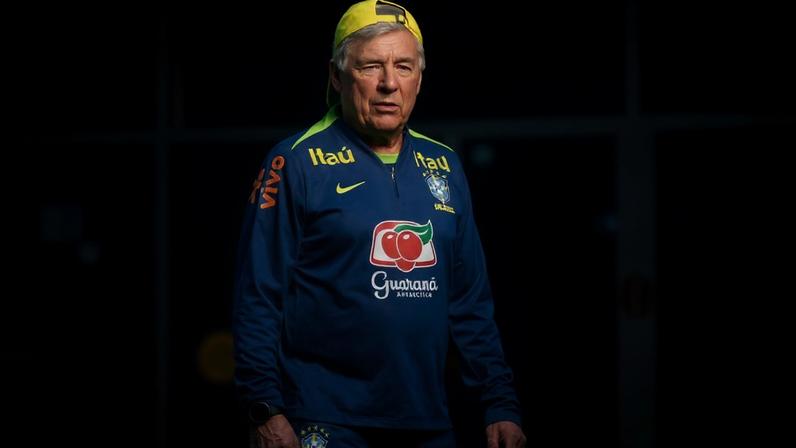 Ancelotti tenta passar a imagem de mais descontraído. Mas sabe, a sua reputação está em jogo nesta Copa do Mundo
