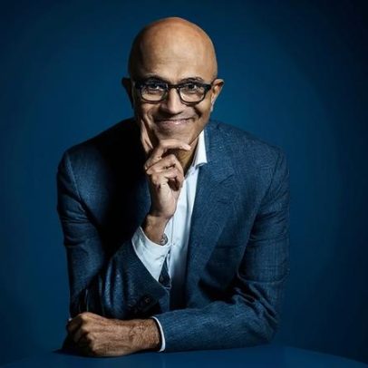 Nadella critica a elite que controla a IA, alertando sobre risco